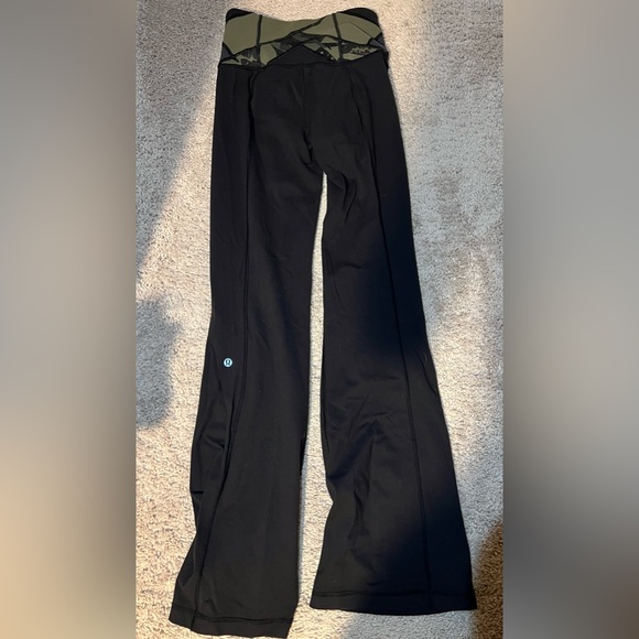 Used lululemon flared pants - Picture 6 of 10